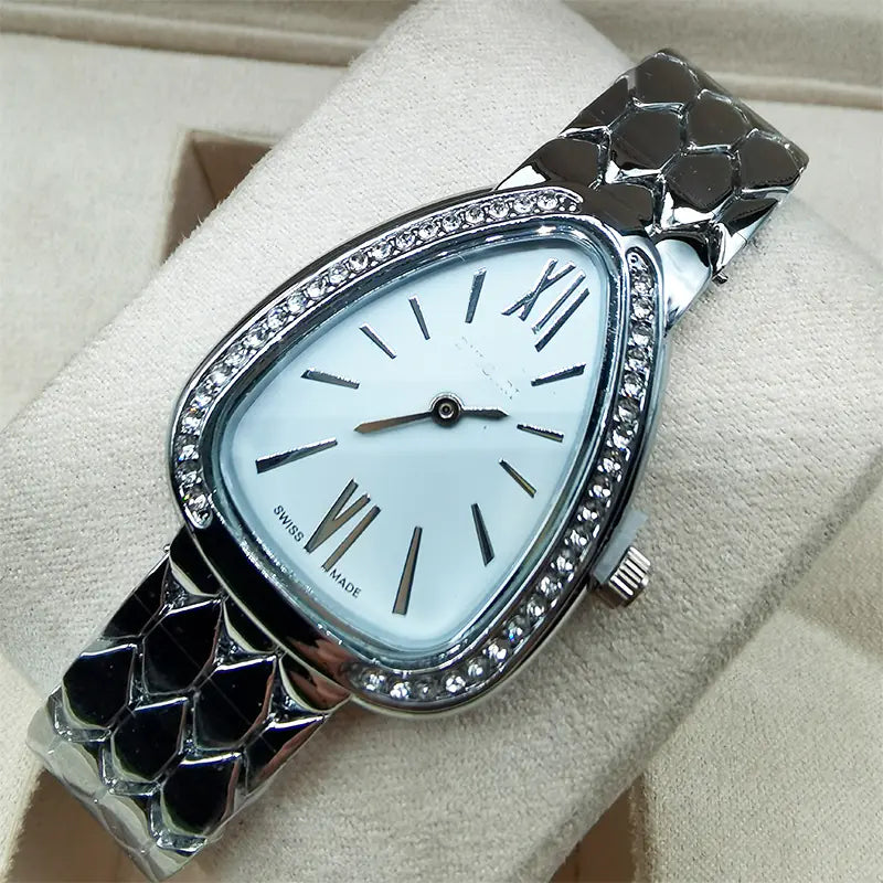 "Retro Minimalist Women's Snake Bracelet Quartz Watch"